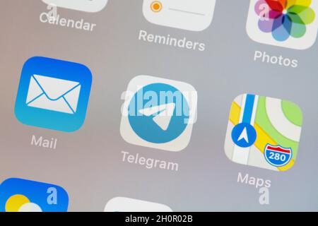 MOSKAU, RUSSLAND - 13 Okt 2021: Telegrammlogo auf dem Bildschirm Nahaufnahme des Smartphones Stockfoto