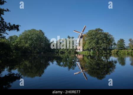 Sonnenuntergang auf der Kralingse Plas in Rotterdam, der typischen holländischen Windmühle im Hintergrund. Stockfoto