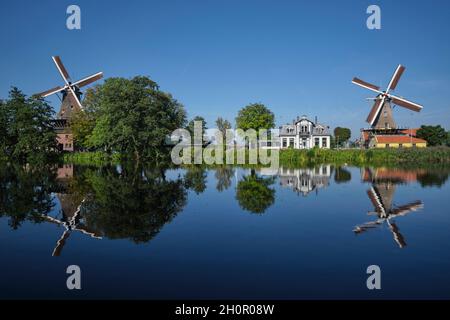 Sonnenuntergang auf der Kralingse Plas in Rotterdam, der typischen holländischen Windmühle im Hintergrund. Stockfoto