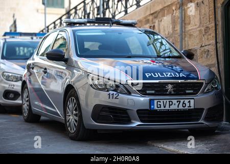 Valletta, Malta - 11. Oktober 2021: Maltesisches Polizeiauto auf der Straße in Valletta, Malta. Stockfoto