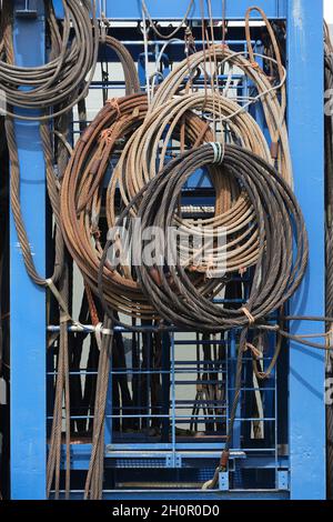 Altes Sling-Seil-Stahl auf einem Schiff in einem Hafen. Textur-Stil Stockfoto