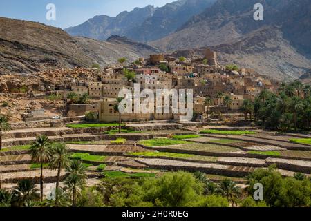 Das Dorf Bilad Sayt liegt am nordöstlichen Hang des Al Hajar-Gebirges in der Nähe des höchsten Gipfels des Sultanats Oman, Jebel Shams. Stockfoto