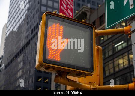 Gehen Sie nicht zu Fuß auf dem New Yorker Verkehrsschild mit beleuchtetem und unscharfem Hintergrund Stockfoto