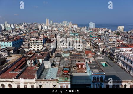 Sehr detaillierte Ansicht der Altstadt von Havanna mit der Bucht und dem Kapitol im Hintergrund Stockfoto