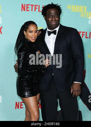 Los Angeles, Usa. Oktober 2021. LOS ANGELES, KALIFORNIEN, USA - 13. OKTOBER: Die Schauspielerin Regina King und der Regisseur Jeymes Samuel kommen zur Los Angeles Premiere von Netflix's „The Harder they Fall“, die am 13. Oktober 2021 im Shrine Auditorium und in der Expo Hall in Los Angeles, Kalifornien, USA, stattfand. (Foto von Xavier Collin/Image Press Agency) Quelle: Image Press Agency/Alamy Live News Stockfoto