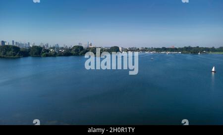 Ein sonniger Tag in der Kralingse Plas. Stockfoto