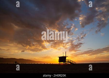 Rettungsschwimmer Häuser am Venice Beach nach Sonnenuntergang Stockfoto