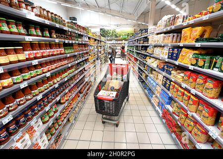 Einkaufswagen in einer Abteilung eines Carrefour-Supermarkts, vor Pasta und Saucen Stockfoto