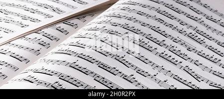 Ein offenes Musikbuch mit Noten in Schwarz-Weiß Stockfoto