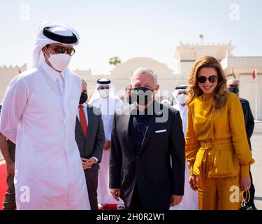 Doha, Katar. Oktober 2021. Ihre Majestäten König Abdullah II. Und Königin Rania Al Abdullah?s von Jordanien besuchen Katar, am 12. Oktober 2021 Quelle: Royal Hashemite Court/Albert Nieboer/Netherlands OUT/Point de Vue OUT/dpa/Alamy Live News Stockfoto