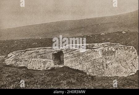 Der Dwarfie Stone oder Dwarfie Stane Orkney, Schottland, wie es 1908 war. Heute sieht es etwas anders aus als auf diesem alten Foto, als früher angenommen wurde, dass dort ein Zwerg namens Trollid residierte. Das megalithische Kammergrab ist aus einem einzigen Block aus Devon Old Red Sandstein geschnitzt und steht auf der Insel Hoy, Orkney, Schottland. Es ist das einzige Kammergrab in Orkney, das aus einem einzigen Steinblock geschnitten wird. Der Steinblock, der auf dem Bild zu sehen ist, blockierte ursprünglich den Eingang. Ein Loch vor dem 17. Jahrhundert, das von Räubern in die Spitze geschnitten wurde, ist jetzt mit Beton gefüllt. Stockfoto