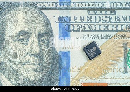 Faux-Factor 100 / Ben Franklin-Dollar-Schein mit Halbleiter-Mikrochip. Für den US-Chipmangel, CHIPS for America Act, Mikrochip-Mangel in Amerika. Stockfoto