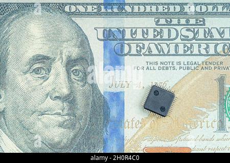 Faux-Factor 100 / Ben Franklin-Dollar-Schein mit Halbleiter-Mikrochip. Für den US-Chipmangel, CHIPS for America Act, Mikrochip-Mangel in Amerika. Stockfoto