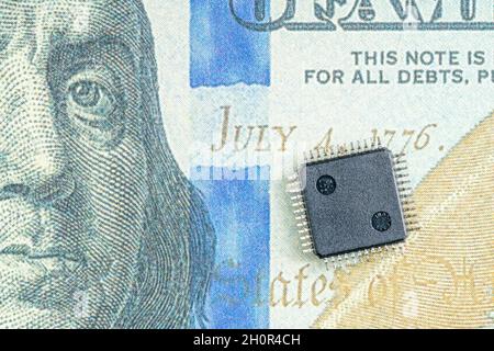 Faux-Factor 100 / Ben Franklin-Dollar-Schein mit Halbleiter-Mikrochip. Für den US-Chipmangel, CHIPS for America Act, Mikrochip-Mangel in Amerika. Stockfoto