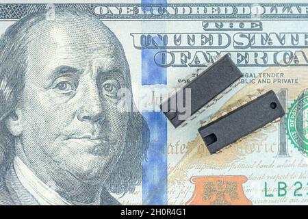 Faux-Factor 100 / Ben Franklin-Dollar-Schein mit Halbleiter-Mikrochip. Für den US-Chipmangel, CHIPS for America Act, Mikrochip-Mangel in Amerika. Stockfoto