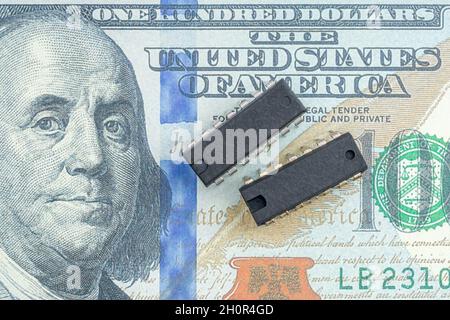 Faux-Factor 100 / Ben Franklin-Dollar-Schein mit Halbleiter-Mikrochip. Für den US-Chipmangel, CHIPS for America Act, Mikrochip-Mangel in Amerika. Stockfoto