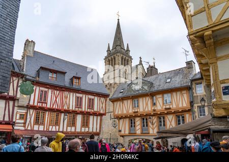 Fachwerkhäuser in der Altstadt und die Kathedrale von Vannes, Bretagne, Frankreich | Fachwerkhäuser an der Altstadt und dem Dom in Vanne Stockfoto