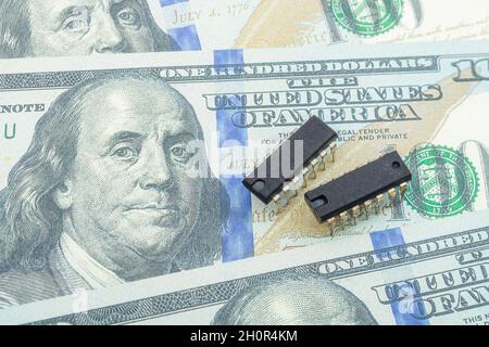 Faux-Factor 100 / Ben Franklin-Dollar-Schein mit Halbleiter-Mikrochip. Für den US-Chipmangel, CHIPS for America Act, Mikrochip-Mangel in Amerika. Stockfoto