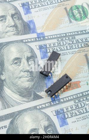 Faux-Factor 100 / Ben Franklin-Dollar-Schein mit Halbleiter-Mikrochip. Für den US-Chipmangel, CHIPS for America Act, Mikrochip-Mangel in Amerika. Stockfoto