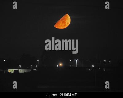 Sheerness, Kent, Großbritannien. Oktober 2021. UK Wetter: Der Mond im ersten Quartal über Sheerness, Kent. Kredit: James Bell/Alamy Live Nachrichten Stockfoto