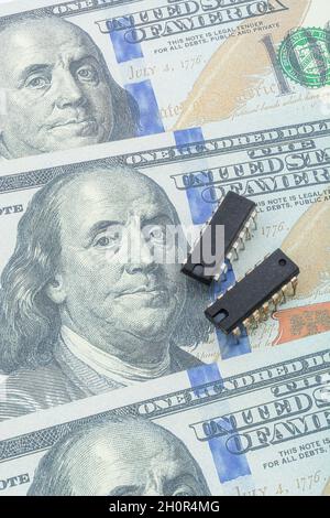 Faux-Factor 100 / Ben Franklin-Dollar-Schein mit Halbleiter-Mikrochip. Für den US-Chipmangel, CHIPS for America Act, Mikrochip-Mangel in Amerika. Stockfoto