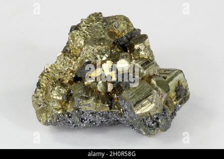 Fools Goldpyritmineralexemplar aus Eisenpyrit, Nahaufnahme isoliert auf weißem Hintergrund Stockfoto