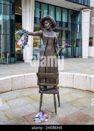 Rise Up Women Statue der Frauenfigur Emmeline Pankhurst von Hazel Reeves auf dem St. Peters Square in Manchester, England Stockfoto