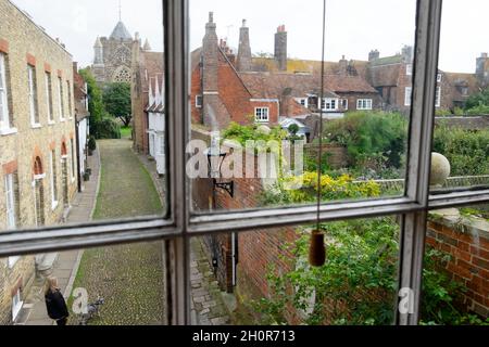 Blick entlang der West Street zum St. Mary's Kirchturm vom amerikanischen Autor Henry James Lamb House Fenster Rye East Sussex England Großbritannien Großbritannien KATHY DEWITT Stockfoto