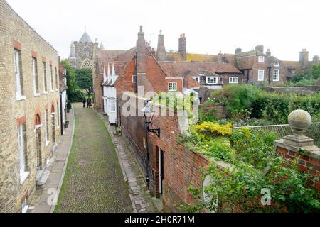 Blick entlang der West Street zum St. Mary's Kirchturm vom amerikanischen Autor Henry James Lamb House in Rye East Sussex England Großbritannien KATHY DEWITT Stockfoto