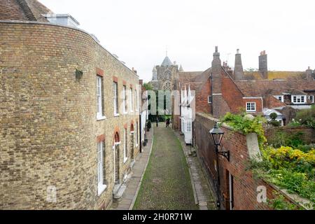 Blick entlang der West Street zum St. Mary's Kirchturm vom amerikanischen Autor Henry James Lamb House in Rye East Sussex England Großbritannien KATHY DEWITT Stockfoto
