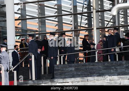 Senedd, Cardiff Bay, South Wales, Großbritannien. 14. Oktober 2021. Die Königin, der Prinz von Wales und die Herzogin von Cornwall kommen heute Morgen zur Eröffnung der neuen Sitzung des Senedd. Quelle: Andrew Bartlett/Alamy Live News. Stockfoto