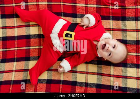 Oben oben sehen Foto von kleinen lustigen entzückenden Baby lachen tragen Pullover in dekorierten Weihnachten zu Hause drinnen Stockfoto