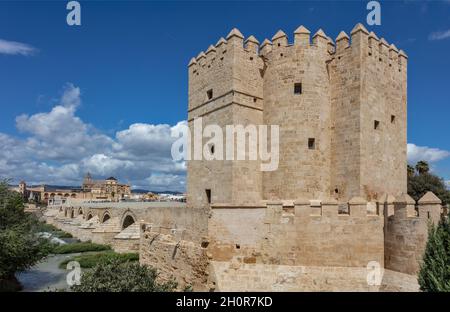 Die römische Brücke in Cordoba, Spanien, die ursprünglich im frühen 1. Jahrhundert v. Chr. über den Guadalquivir-Fluss erbaut wurde. Mezquita in der Ferne Stockfoto