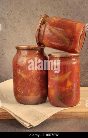 Home Canning: Dosen Paprika in Gläsern Stockfoto