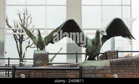 Zwei Schwäne Skulptur von Catherine Marr-Johnson neben Battersea Bridge, Wandsworth, London, England, Großbritannien Stockfoto