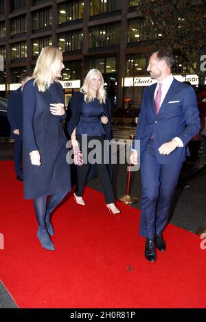 Oslo, Norwegen am 13. Oktober 2021 ist Kronprinz Haakon Kronprinzessin Mette-marit bei der Premiere und dem roten Teppich des norwegischen Films Aksel, Oslo, Norwegen, am 13. Oktober 2021 dabei. Foto von Marius Gulliksrud/Stella Pictures/ABACAPRESS.COM Stockfoto