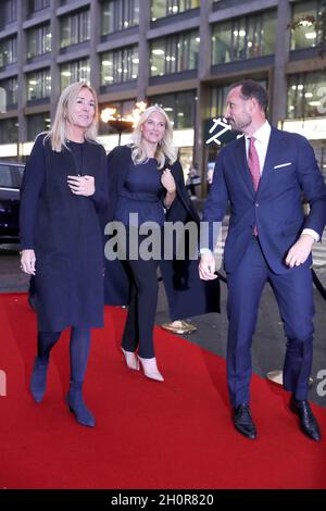 Oslo, Norwegen am 13. Oktober 2021 ist Kronprinz Haakon Kronprinzessin Mette-marit bei der Premiere und dem roten Teppich des norwegischen Films Aksel, Oslo, Norwegen, am 13. Oktober 2021 dabei. Foto von Marius Gulliksrud/Stella Pictures/ABACAPRESS.COM Stockfoto