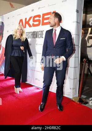 Oslo, Norwegen am 13. Oktober 2021 ist Kronprinz Haakon Kronprinzessin Mette-marit bei der Premiere und dem roten Teppich des norwegischen Films Aksel, Oslo, Norwegen, am 13. Oktober 2021 dabei. Foto von Marius Gulliksrud/Stella Pictures/ABACAPRESS.COM Stockfoto