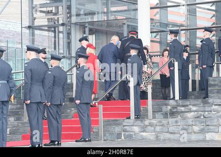 Senedd, Cardiff Bay, South Wales, Großbritannien. 14. Oktober 2021. Die Königin, der Prinz von Wales und die Herzogin von Cornwall kommen heute Morgen zur Eröffnung der neuen Sitzung des Senedd. Quelle: Andrew Bartlett/Alamy Live News. Stockfoto