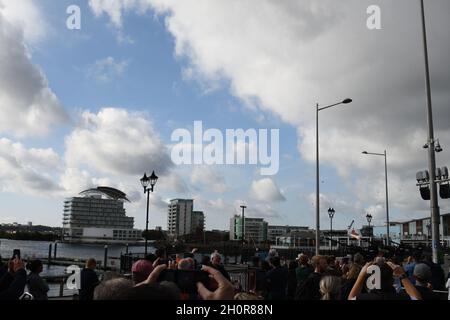 Pierhead Building, Cardiff Bay, South Wales, Großbritannien. 14. Oktober 2021. Heute Morgen feuert ein 21-Kanonen-Gruß, der die Ankunft der Königinnen in Cardif Central signalisiert. Quelle: Andrew Bartlett/Alamy Live News. Stockfoto