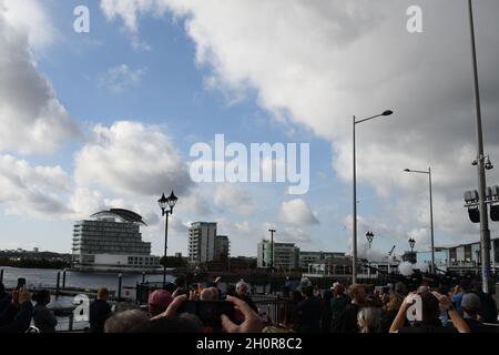 Pierhead Building, Cardiff Bay, South Wales, Großbritannien. 14. Oktober 2021. Heute Morgen feuert ein 21-Kanonen-Gruß, der die Ankunft der Königinnen in Cardif Central signalisiert. Quelle: Andrew Bartlett/Alamy Live News. Stockfoto