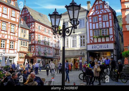 DEU, Deutschland, Rheinland-Pfalz, Bernkastel-Kues, 10.10.2021: Viele Menschen auf dem Marktplatz von Bernkastel-Kues an der Mosel an einem Sonntag im Stockfoto