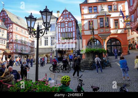 DEU, Deutschland, Rheinland-Pfalz, Bernkastel-Kues, 10.10.2021: Viele Menschen auf dem Marktplatz von Bernkastel-Kues an der Mosel an einem Sonntag im Stockfoto