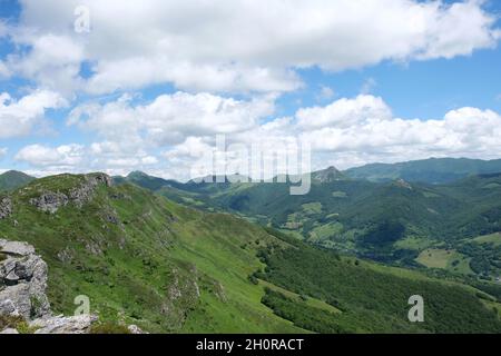 Das Jordanne-Tal von der Oberstadt Mandailles Saint Julien aus gesehen, im Cantal-Gebirge (Zentralfrankreich) Stockfoto