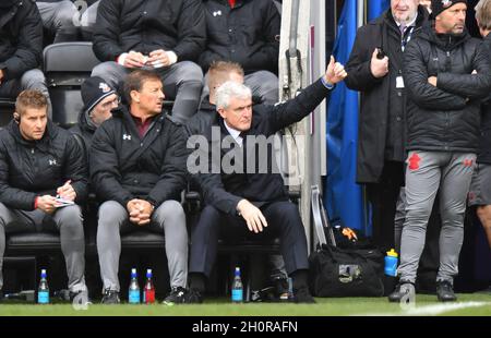 Southampton-Manager Mark Hughes zeigt sich den Fans gegenüber Stockfoto