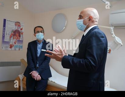 Gesundheitsminister Sajid Javid (rechts) trifft Dr. Ali al-Bassam während eines Besuchs im Vale Medical Center in Forest Hill im Südosten Londons, nachdem der Plan für einen besseren Zugang zu GP-Terminen und die Unterstützung von GPS und ihren Teams angekündigt wurde. Bilddatum: Donnerstag, 14. Oktober 2021. Stockfoto