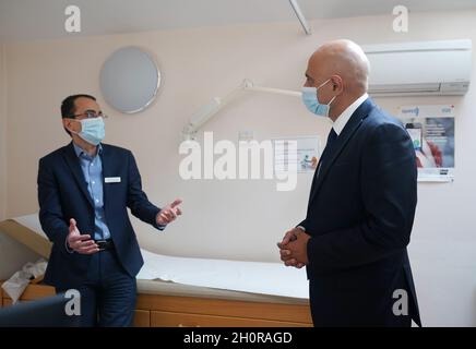 Gesundheitsminister Sajid Javid (rechts) trifft Dr. Ali al-Bassam während eines Besuchs im Vale Medical Center in Forest Hill im Südosten Londons, nachdem der Plan für einen besseren Zugang zu GP-Terminen und die Unterstützung von GPS und ihren Teams angekündigt wurde. Bilddatum: Donnerstag, 14. Oktober 2021. Stockfoto