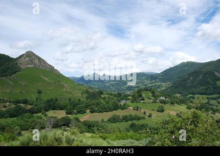 Das Jordanne-Tal von der Oberstadt Mandailles Saint Julien aus gesehen, im Cantal-Gebirge (Zentralfrankreich) Stockfoto