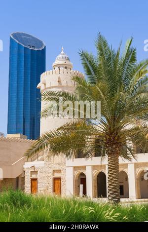 Erstaunlicher architektonischer Kontrast. World Trade Center Wolkenkratzer und Wachturm der Festung Qasr al-Hosn, das älteste Steingebäude in Abu Dhabi, VAE Stockfoto