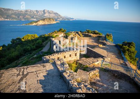 Ruinen der mittelalterlichen Festung Tvrdava Mogren am Ufer der Adria, Montenegro. Stockfoto